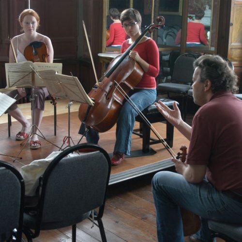 Andreas Reiner and young musicians