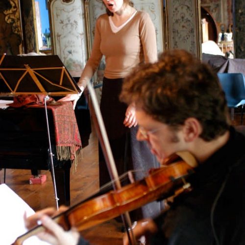 Lyudmila Shirktil rehearsing with Cuarteto Casals