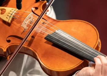 Close up of hands playing violin