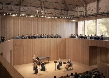 Artist's image of the inside of the new auditorium, with audiences surrounding the stage on a high tier, as well as an audience in front of the musicians on stage.